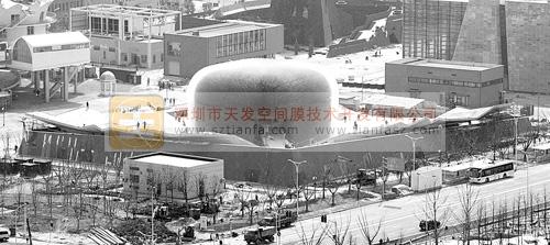 英国馆像一个会发光的盒子